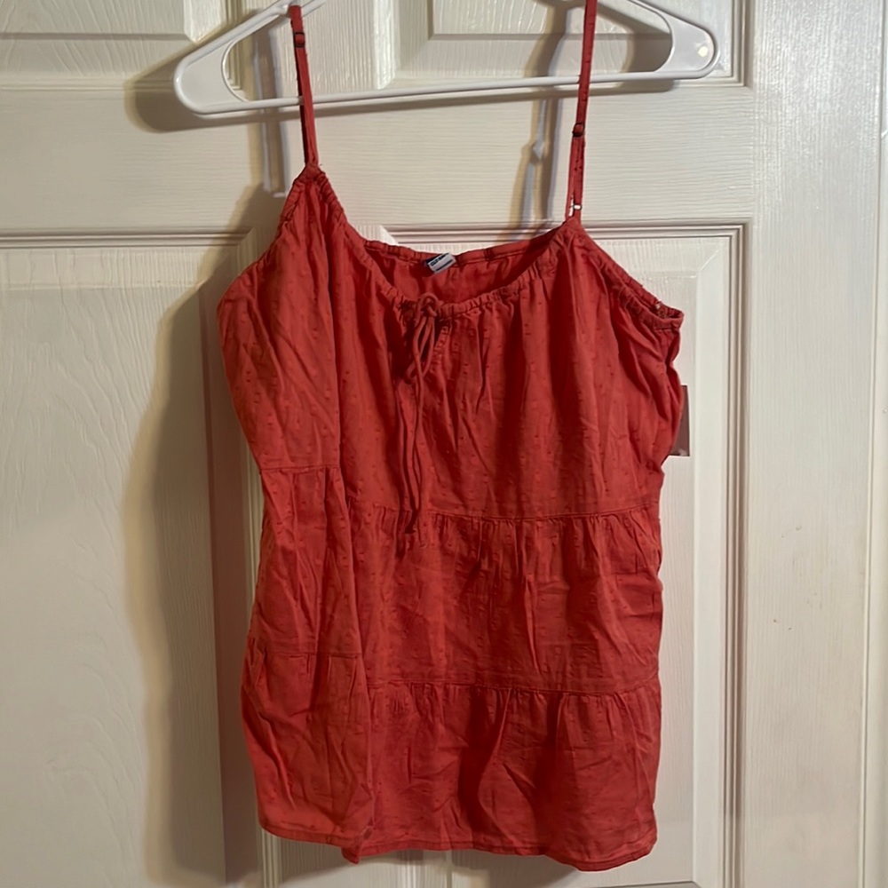 Old navy tank top with adjustable straps. Size Large. Salmon color